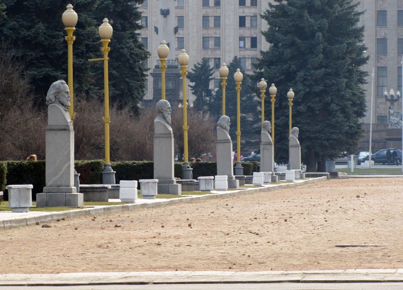 Earlier the main entrance was located on the Vorobyovy Gory side.