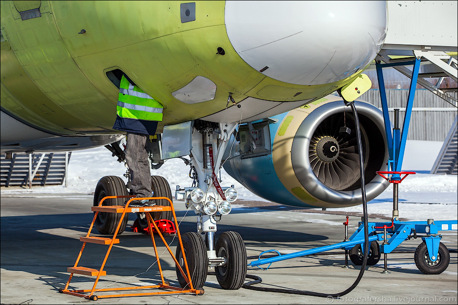 Flight preparation: fill-up, a ground power unit connection.