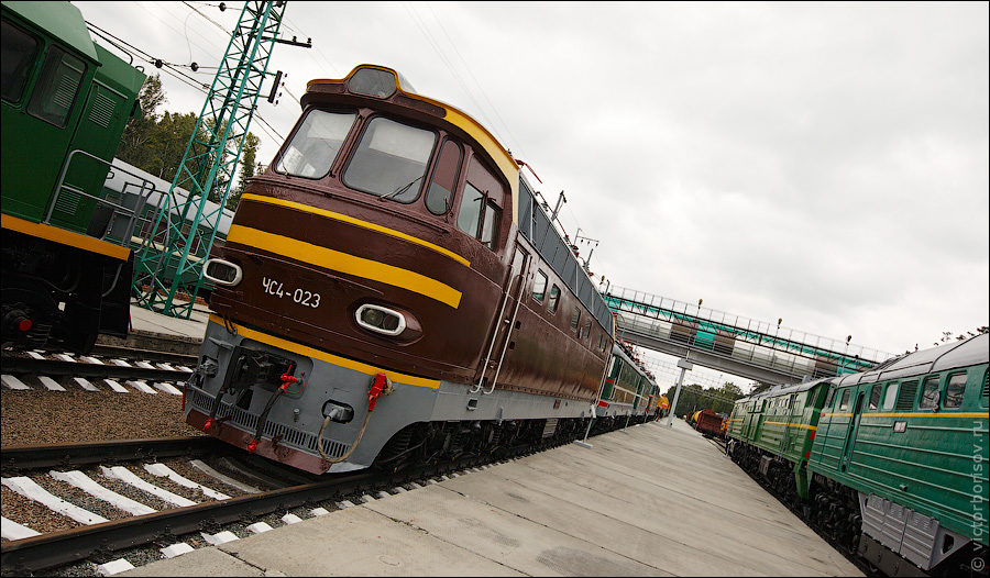 An electric locomotive ChS4.